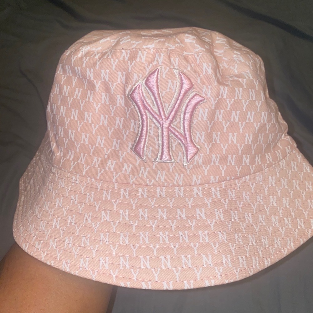 Reversible NY inspired Bucket Hat (NEVER WORN)
